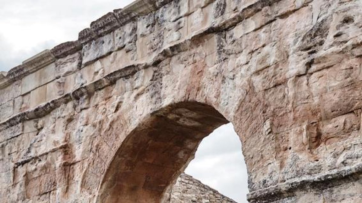 El modelo posa junto al arco romano de la localidad.-Cedida
