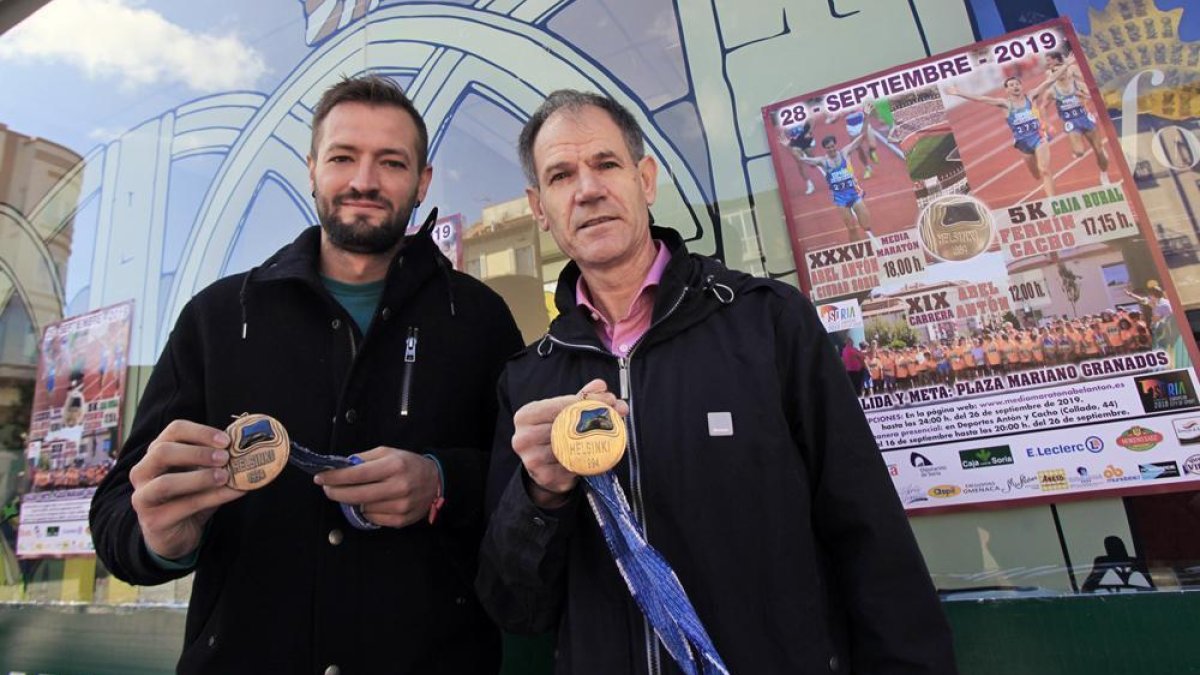 Manuel Salvador y Abel Antón muestran los originales de las medallas de oro logradas por el propio Antón y Fermín Cacho en los Europeos de Helsinki 94.-Mario Tejedor