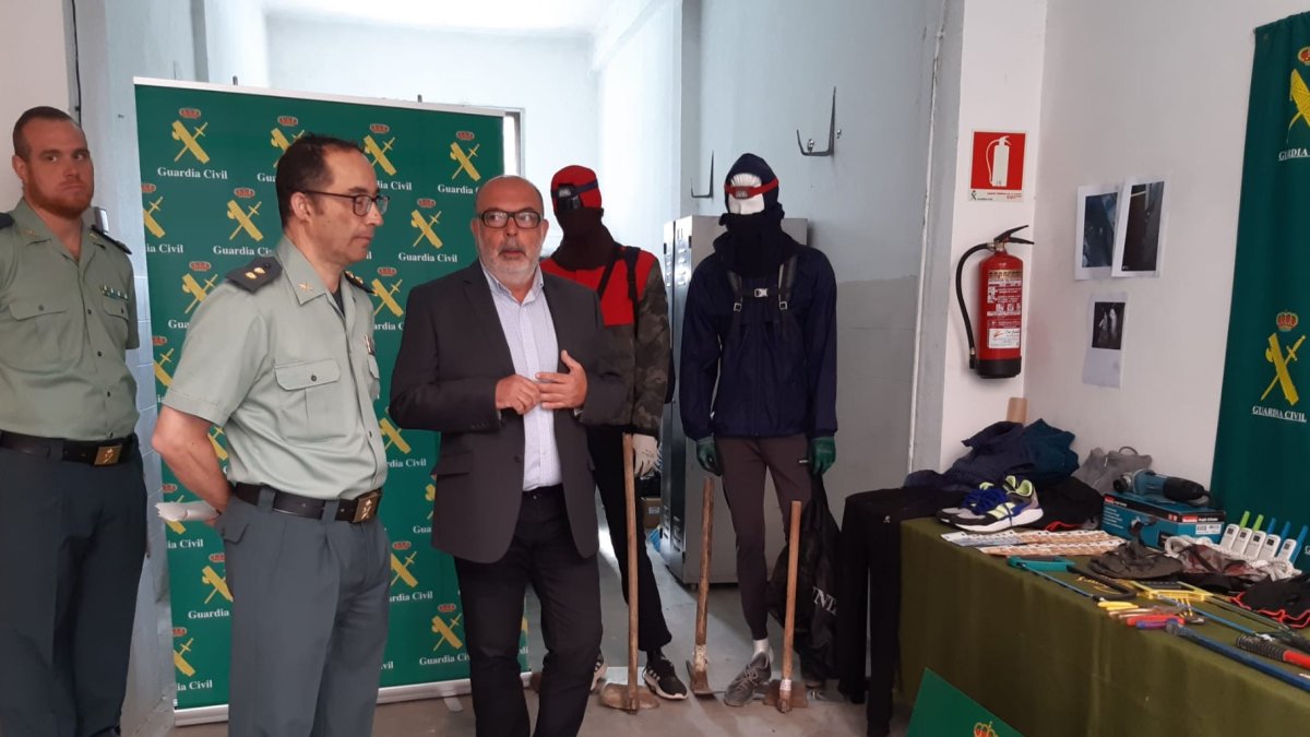 El subdelegado del Gobierno y el teniente coronel de la Guardia Civil de Soria con material incautado en la Operación Popescu , en la Comandancia de Soria. HDS