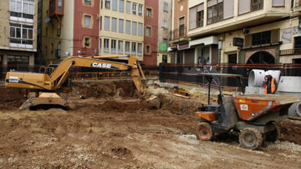 Las obras del Mercado Provisional bloquean la puerta de acceso a los garajes de la calle Sagunto. / ÁLVARO MARTÍNEZ-