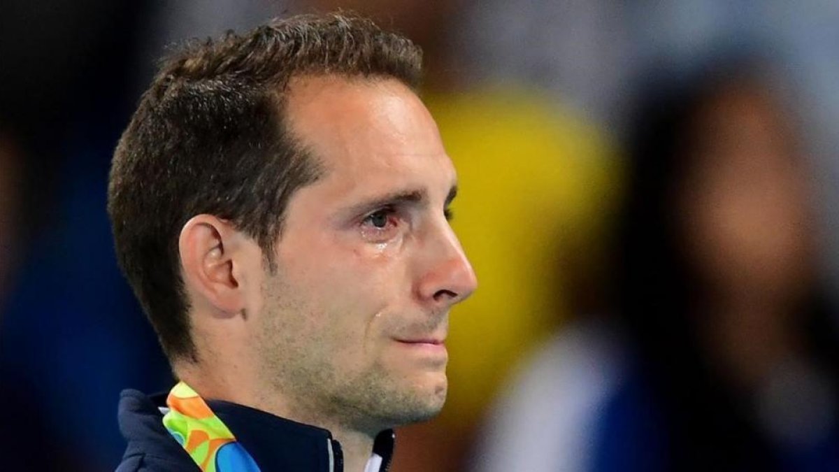 El pertiguista francés Renaud Lavillenie no puede reprimir las lágrimas durante la ceremonia de entrega de medallas.-FRANCK FIFE / AFP