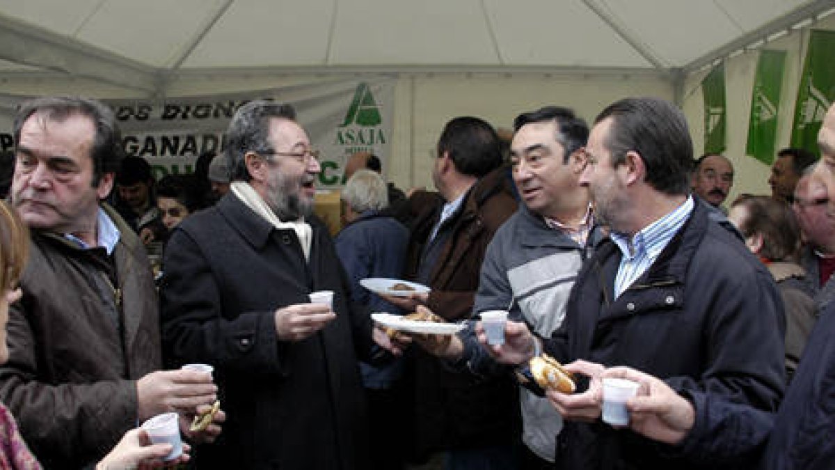 Los ganaderos preparan la carne que se sirvió en la Plaza de San Esteban. /  ÁLVAROMARTÍNEZ-