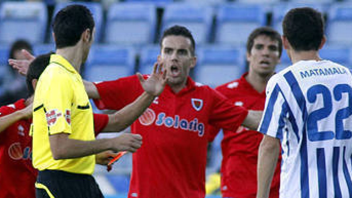 Julio Álvarez se queja al colegiado en el encuentro en Huelva. / Área 11-