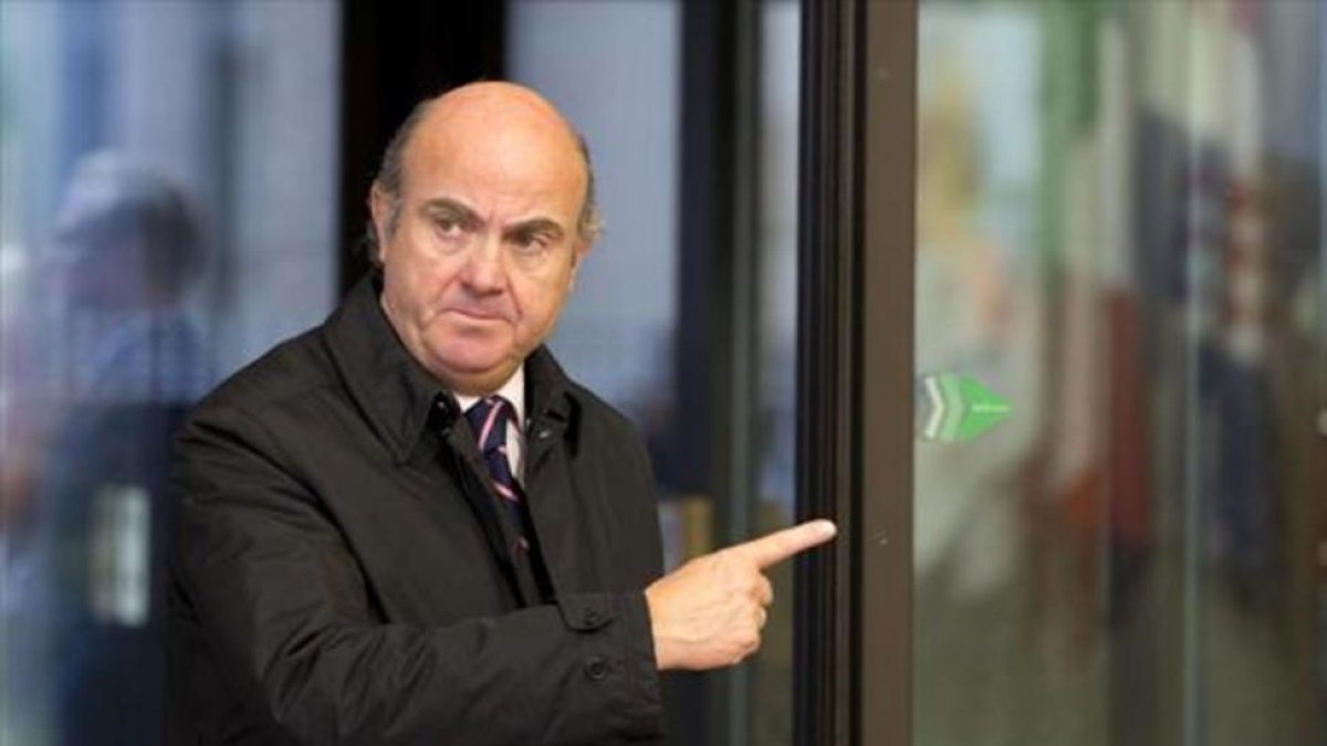 El ministro de Economía, Luis de Guindos, llega a una reunión en Bruselas.-AP