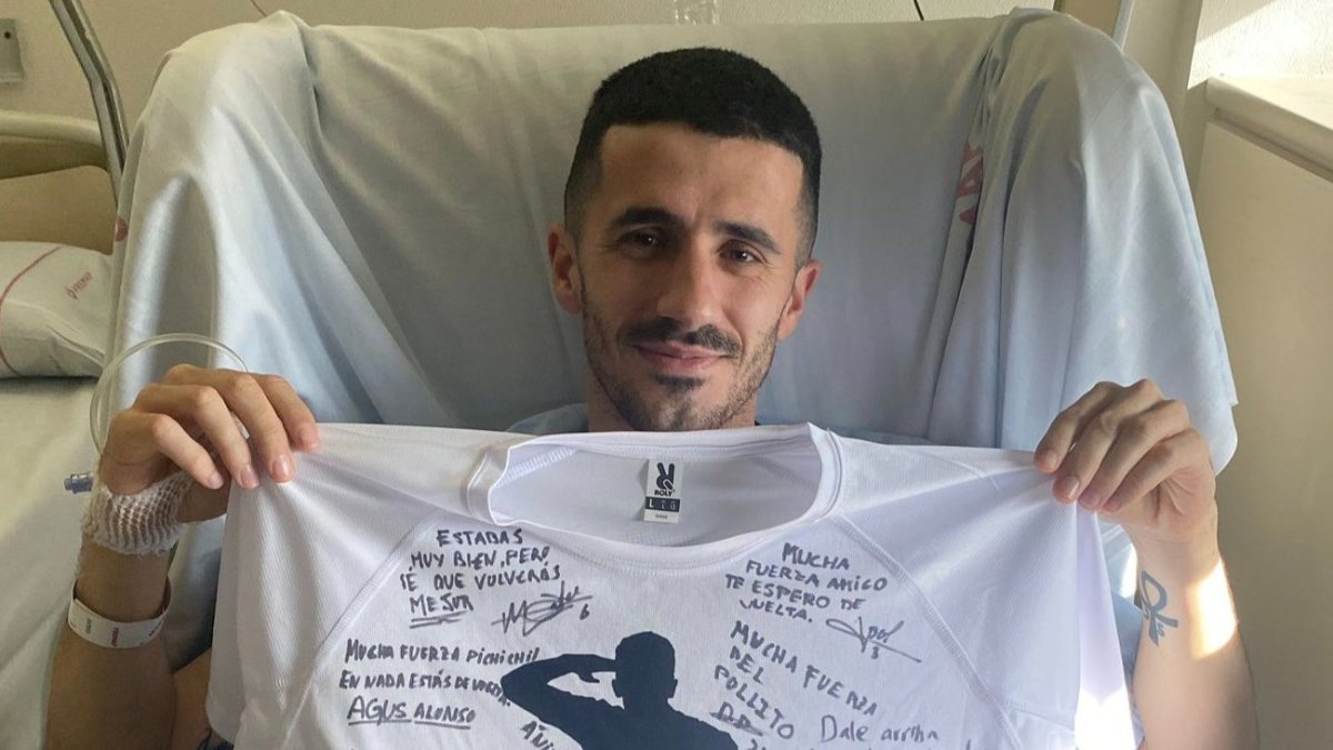 Tamayo muestra una camiseta con mensajes de apoyo tras pasar por el quirófano en la tarde del lunes. HDS