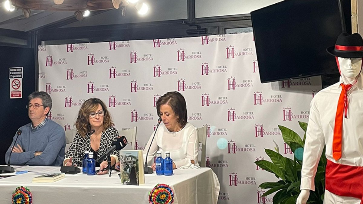 Amador Marín, Ana Teresa y Elena Jiménez, en la presentación ayer de la novela. HDS