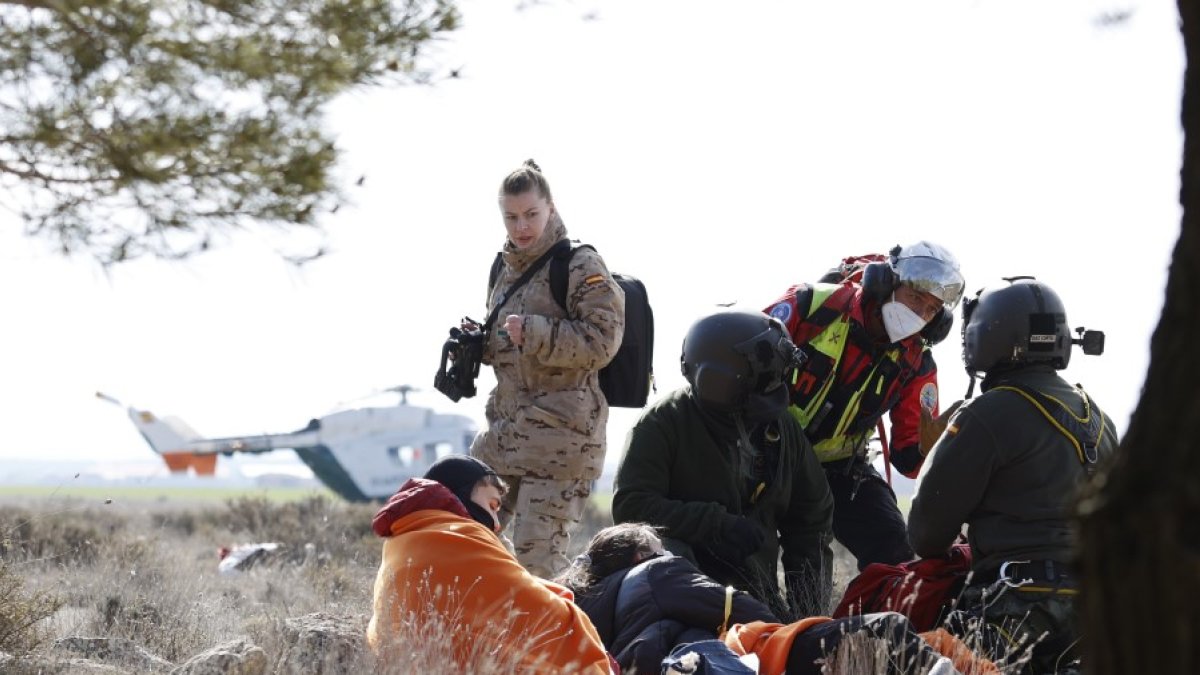 Detalle del simulacro de rescate de las 'víctimas' de un accidente aéreo realizado en San Esteban de Gormaz. CONCHA ORTEGA - ICAL