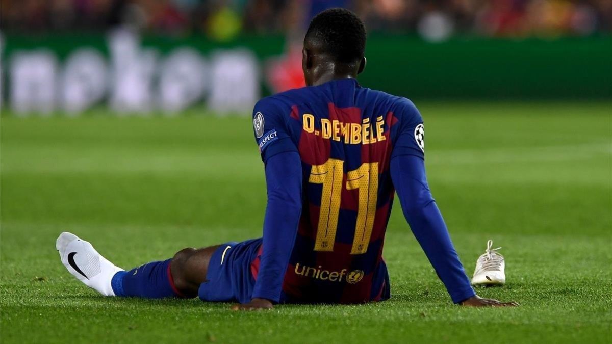 Dembelé lesionado en el cesped del Camp Nou en el partido de la UEFA contra el Borussia Dortmund.-AFP / JOSEP LAGO