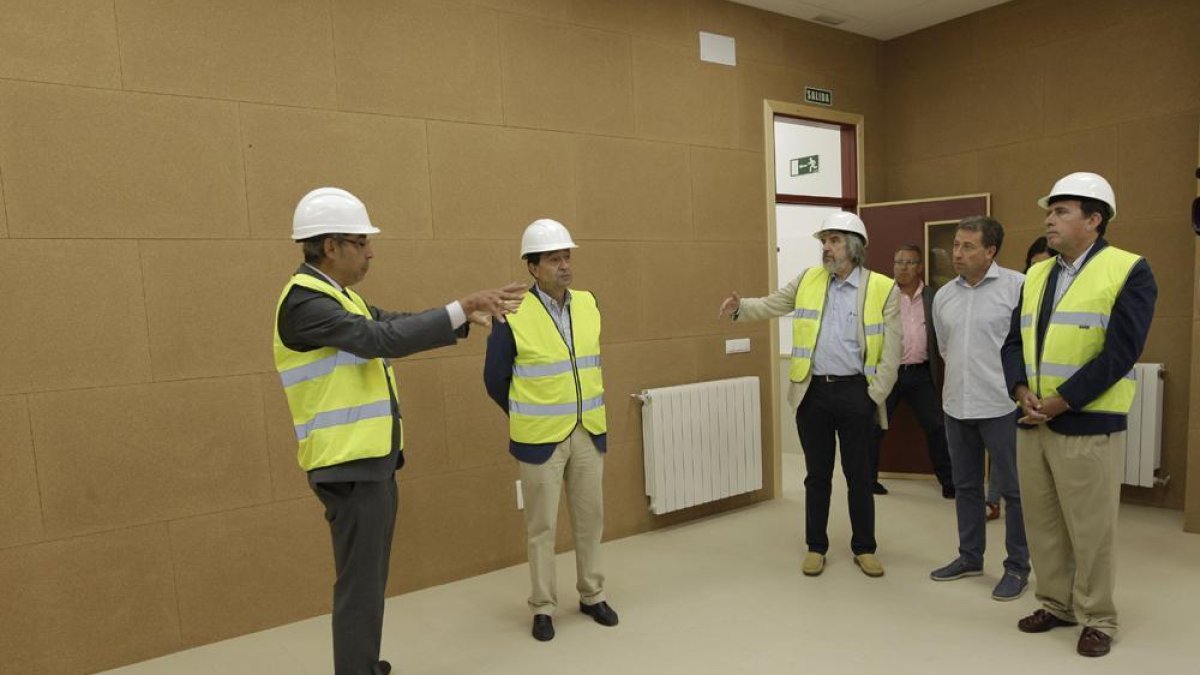 Visita a una de las nuevas aulas creadas en el IES Virgen del Espino.-LUIS ÁNGEL TEJEDOR