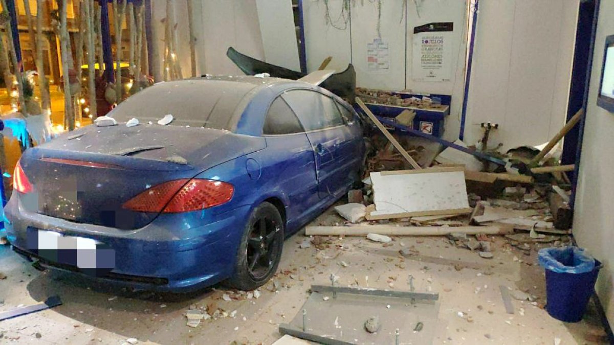 Un vehículo se empotra contra una administración de lotería de Ponferrada, León. ICAL