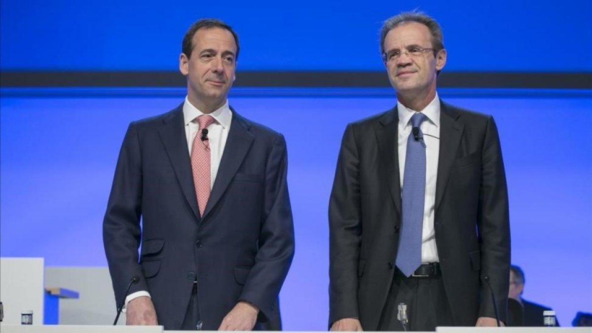 Gonzalo Gortázar y Jordi Gual, en la última junta de accionistas de CaixaBank.-JOAN CORTADELLAS