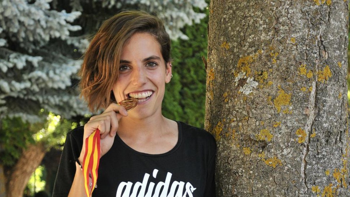 Marta Pérez Miguel con la medalla que la acredita como campeona de España absoluta en 1.500.-VALENTÍN GUISANDE