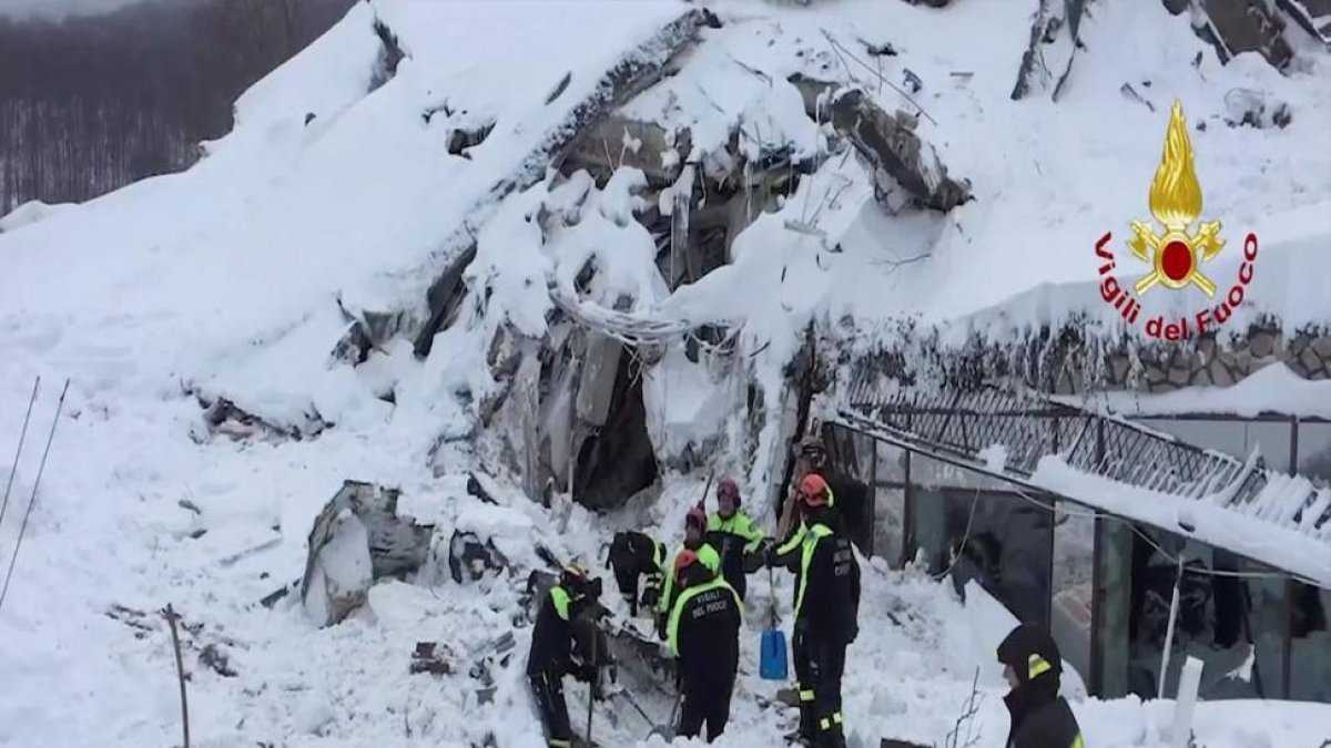 Rescate en el hotel Rigopiano en Farindola.-HANDOUT / REUTERS