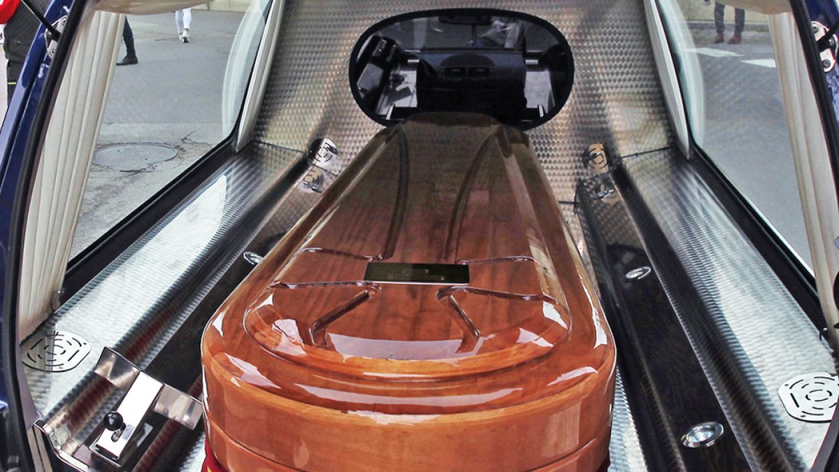 El coste desde el hospital al que se deriva al paciente, en caso de fallecimiento, corre por cuenta de la familia. M. T.