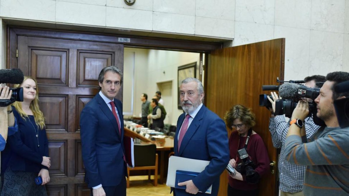 El ministro de Fomento, Íñigo de la Serna, y el secretario de Estado de Infraestructuras, Julio Gómez-Pomar, entran en la reunión celebrada este martes.-FERNANDO VILLAR / EFE