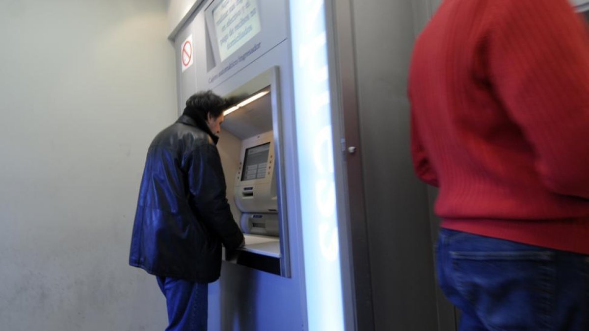 Las tarjetas de crédito generan muchos impagos.-Valentín Guisande