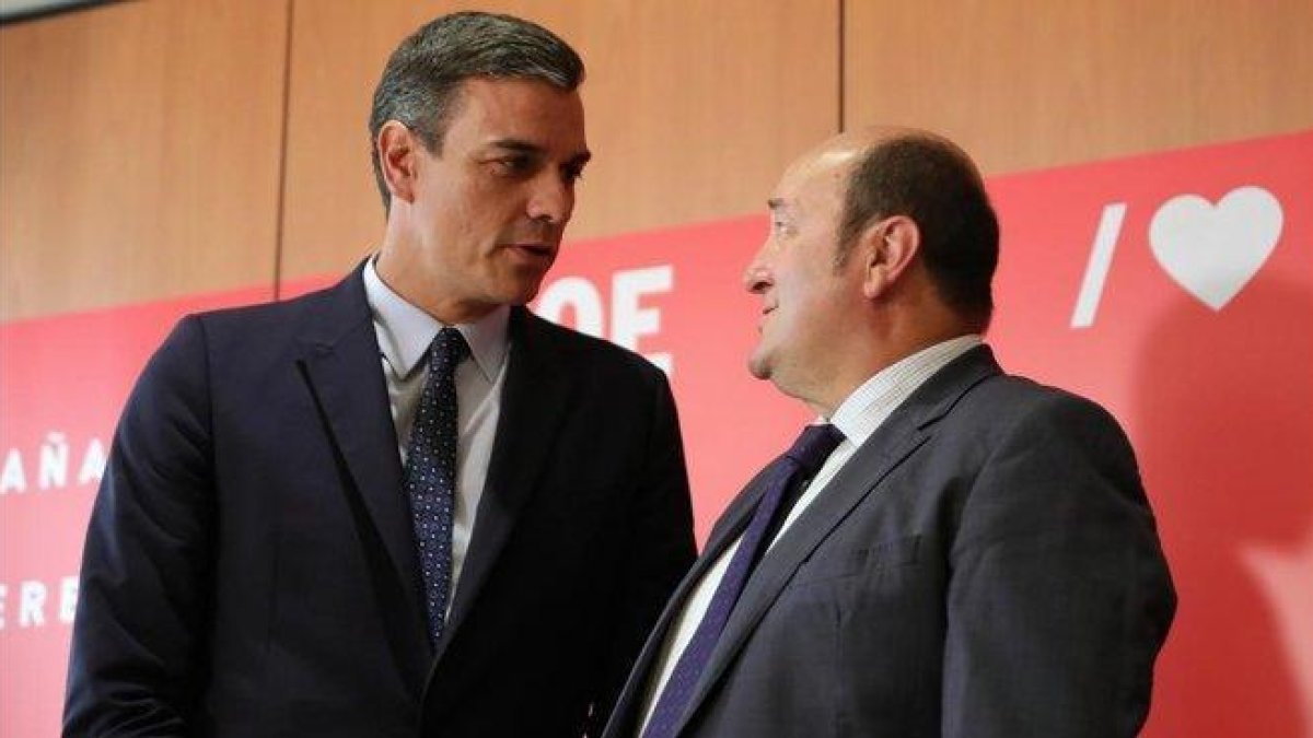 Pedro Sánchez y Andoni Ortuzar en la sede del PSOE, en Madrid, el pasado 4 de septiembre.-EUROPA PRESS / JESÚS HELLIN