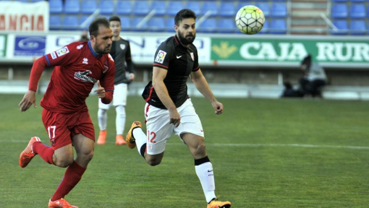 Asier Villalibre con Unai Medina en el partido de la temporada pasada entre Numancia y Bilbao Athletic.-Diego Mayor