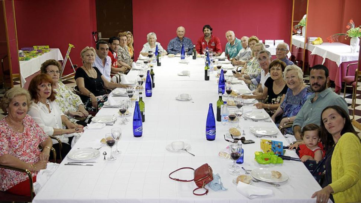 Asistentes a la reunión de la familia García, en el hotel Leonor, en el Mirón.-DIEGO MAYOR