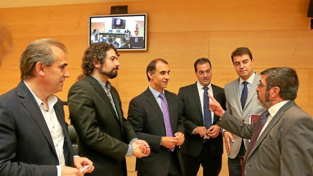César Antón con los portavoces y procuradores de los partidos que integran la Comisión de Investigación por los sobrecostes del Hubu.-ICAL