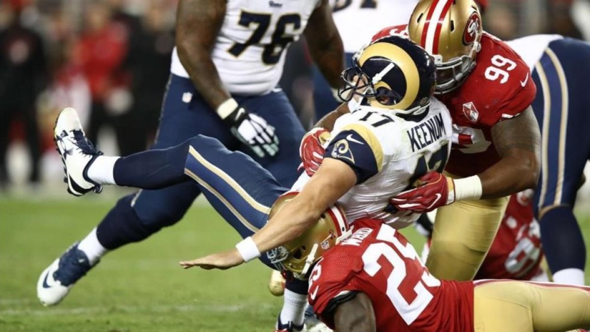 Lance de un partido de la NFL entre los Rams y los 49ers.-EZRA SHAW