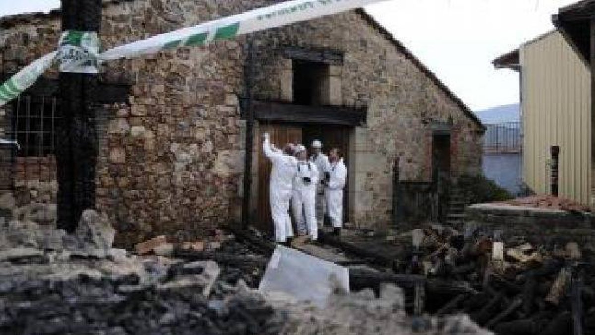 Trabajos de investigación para esclarecer los hechos ocurridos en la peña incendiada en Vinuesa el 26 de junio de 2011. / ÚRSULA SIERRA-