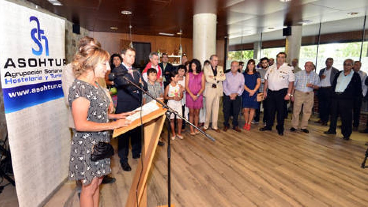 Yolanda Santos se dirige a los hosteleros sorianos durante la celebración de Santa Marta que se celebró en el Parador Antonio Machado. / REPORTAJE GRÁFICO: ÁLVARO MARTÍNEZ-