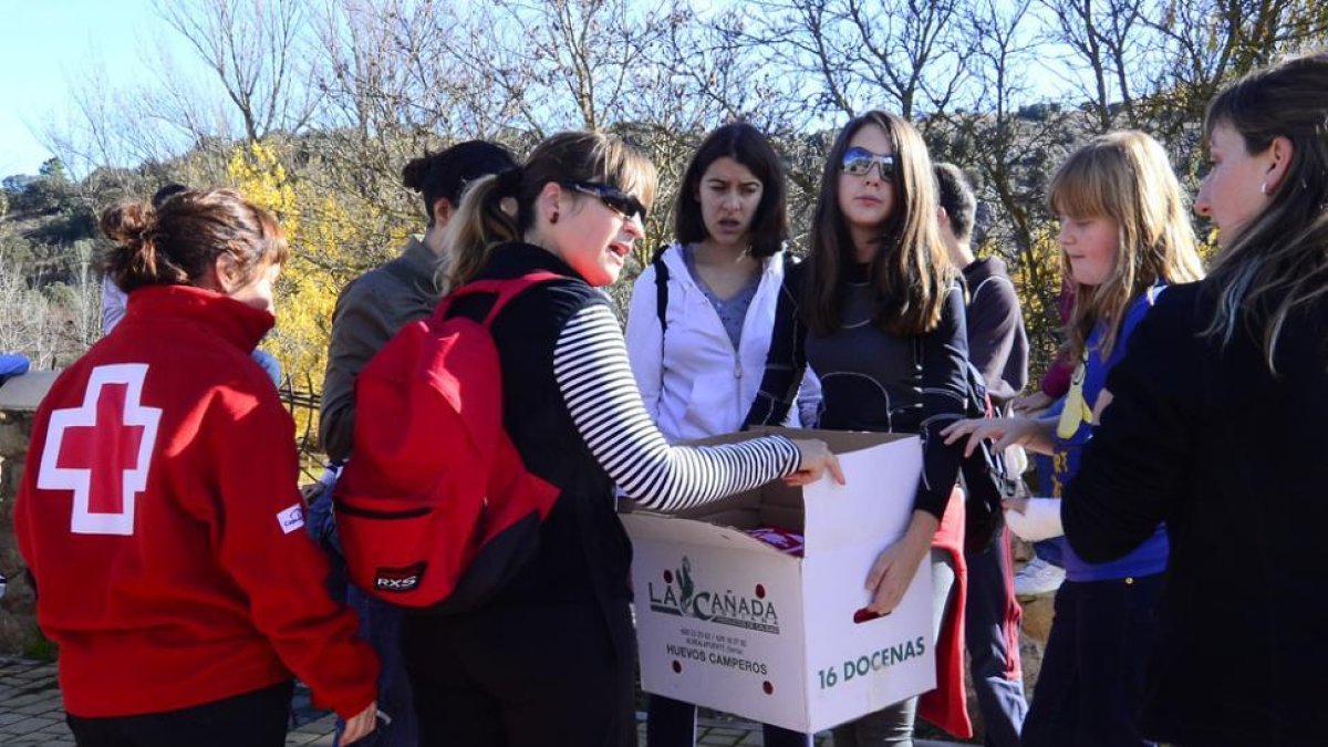 Un momento de la recogida en una superficie comercial de la capital el pasado viernes.-ÁLVARO MARTÍNEZ
