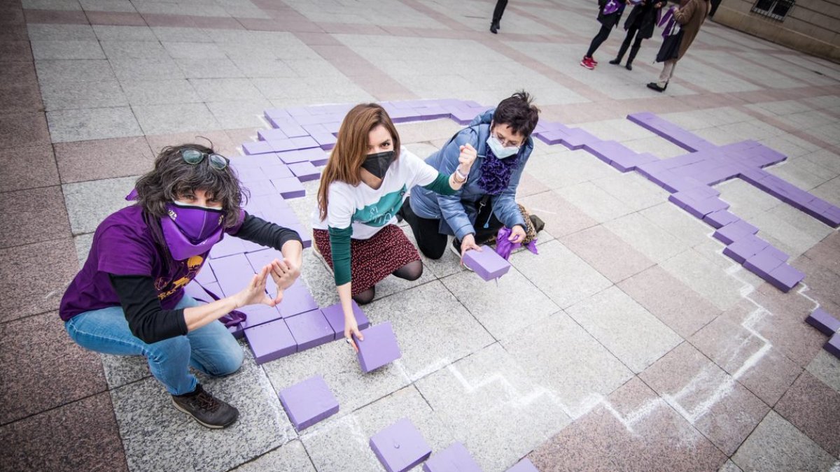 Construcción simbólica del feminismo en la plaza de las Mujeres.-GM
