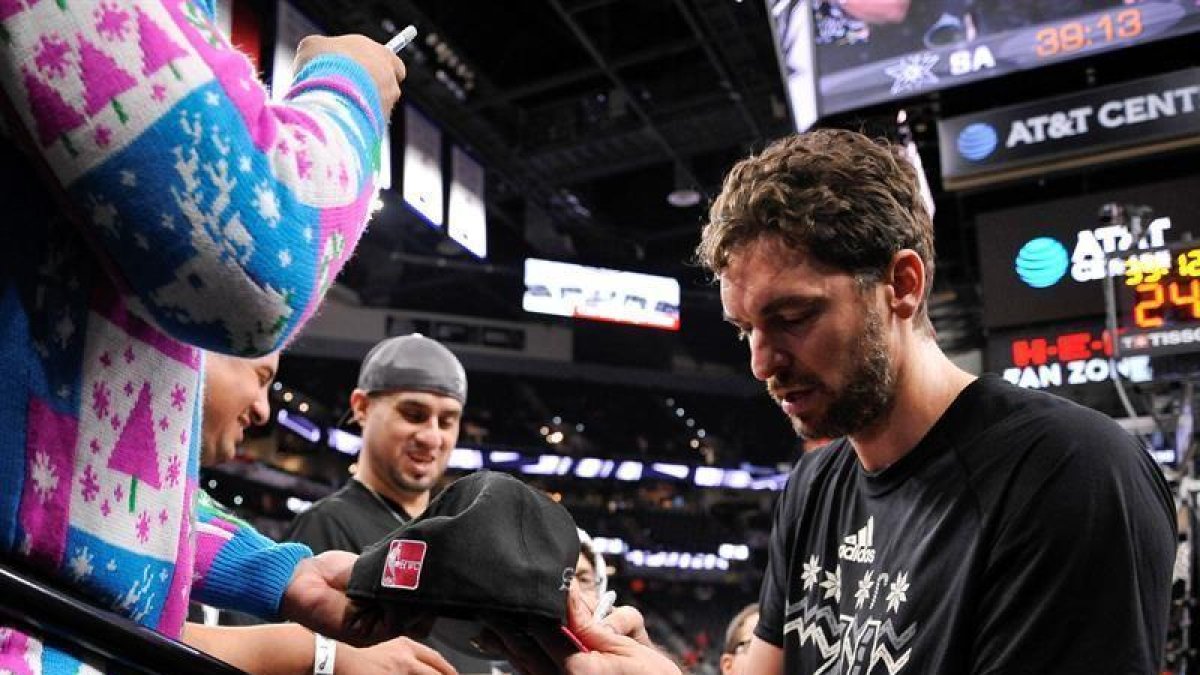 Pau Gasol firma un autógrafo a un seguidor antes del partyido contra los Chicago Bulls.-EFE