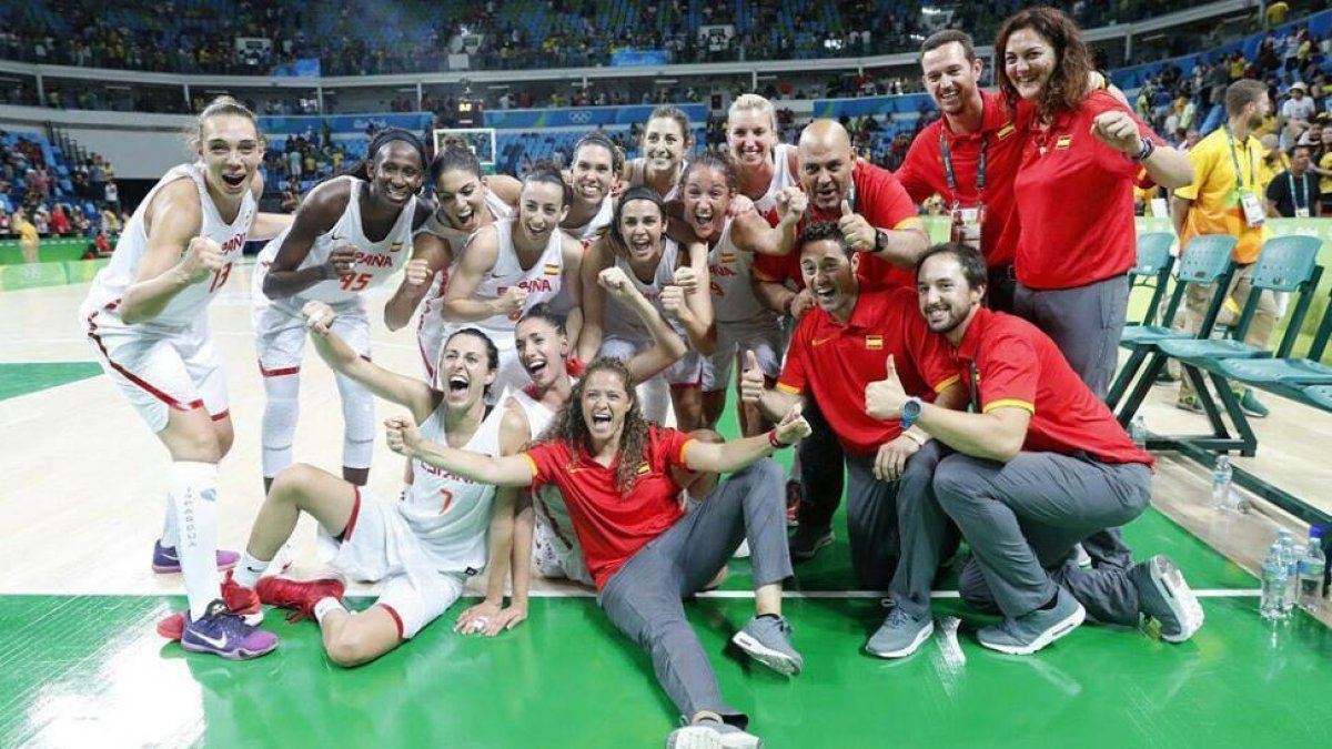 El fisioterapeuta soriano celebra el pase a la final de los Juegos junto a las jugadoras y los integrantes del staff técnico del combinado nacional.-CEDIDA POR JOSÉ ANTONIO FERNÁNDEZ CARAZO
