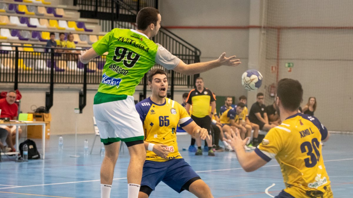 Acción de juego ante Anaitasuna durante uno de los ensayos de pretemporada del BM Soria. GONZALO MONTESEGURO
