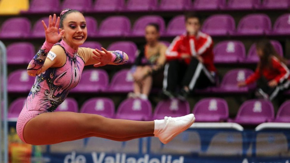 Paula Arellano, que logró tres oros en categoría júnior, durante un ejercicio.-REAL FEDERACIÓN ESPAÑOLA DE GIMNASIA