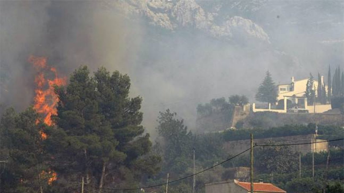 El incendio forestal declarado en la localidad alicantina de La Vall d'Ebo.-Foto: EFE/ MORELL