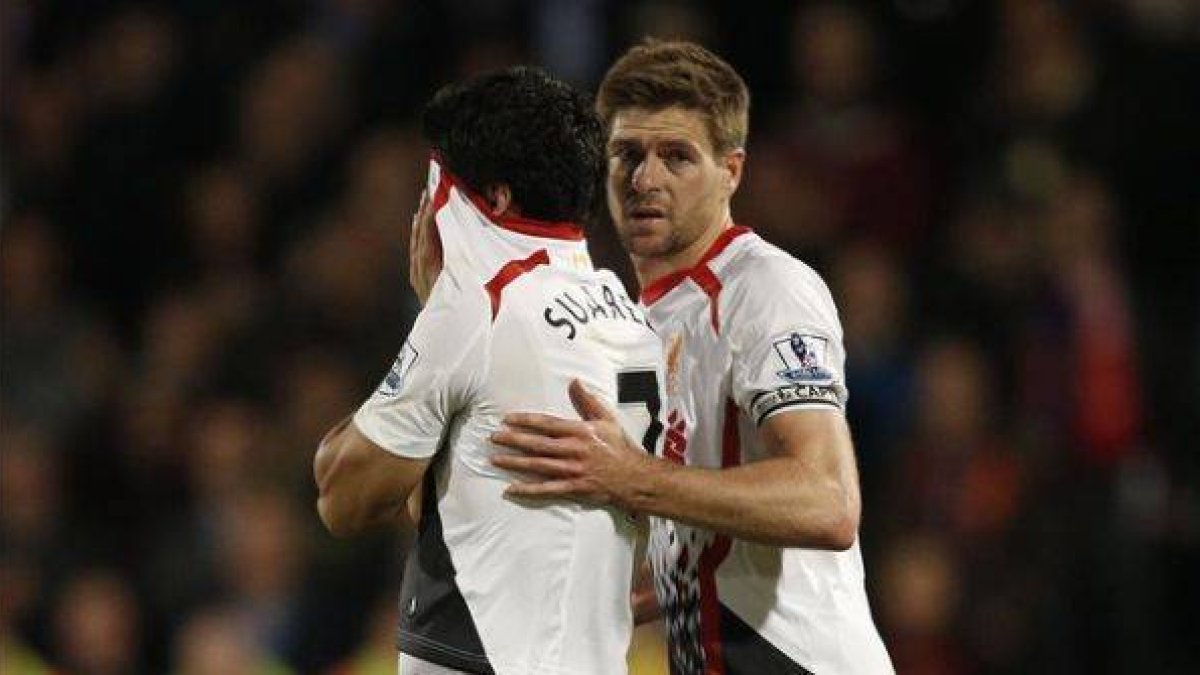 Gerrard consuela a Suárez tras un pinchazo del Liverpool en la Premier la temporada pasada.-Foto: AFP / ADRIAN DENNIS