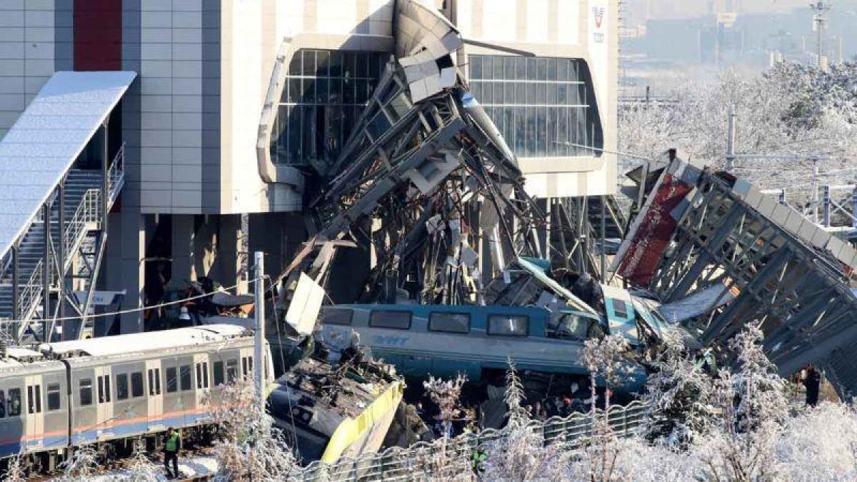 Siete muertos en un accidente de un tren de alta velocidad en Turquía.-EFE