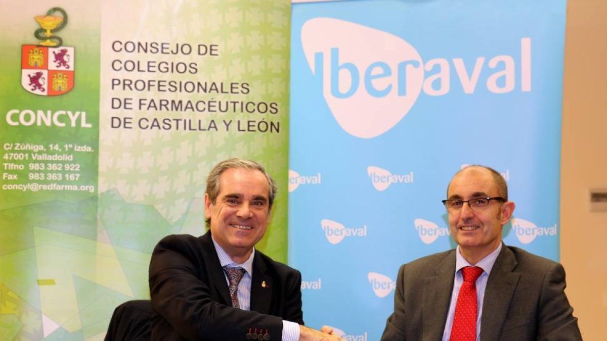 El director general de Iberaval, Pedro Pisonero, y el presidente del Consejo de Colegios Profesionales de Farmacéuticos de Castilla y León, Jesús Aguilar, firman un convenio-Ical