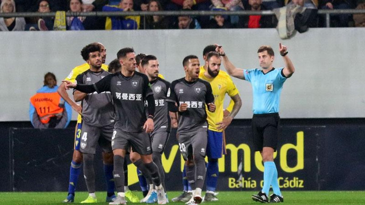 El árbitro Ávalos Barrera atendió la indicaciones del VAR en las que el Numancia se vio favorecido por la expulsión de Salvi y el penalti sobre Calero.-Área 11