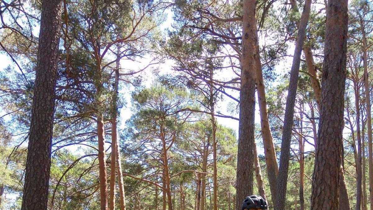 Dos ciclistas, por la zona en la que se celebra la Tronchaberezos este domingo.-RAQUEL FERNÁNDEZ