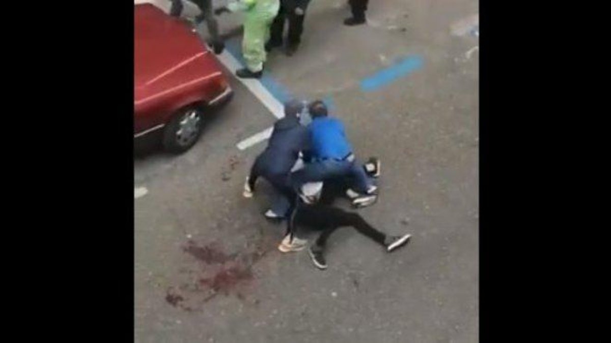 Captura del vídeo de la pelea.-TWITTER
