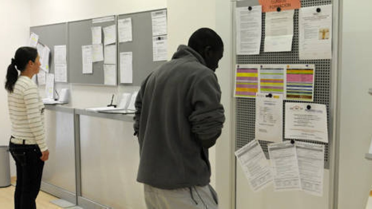 Varias personas en la oficina de empleo / VALENTÍN GUISANDE-