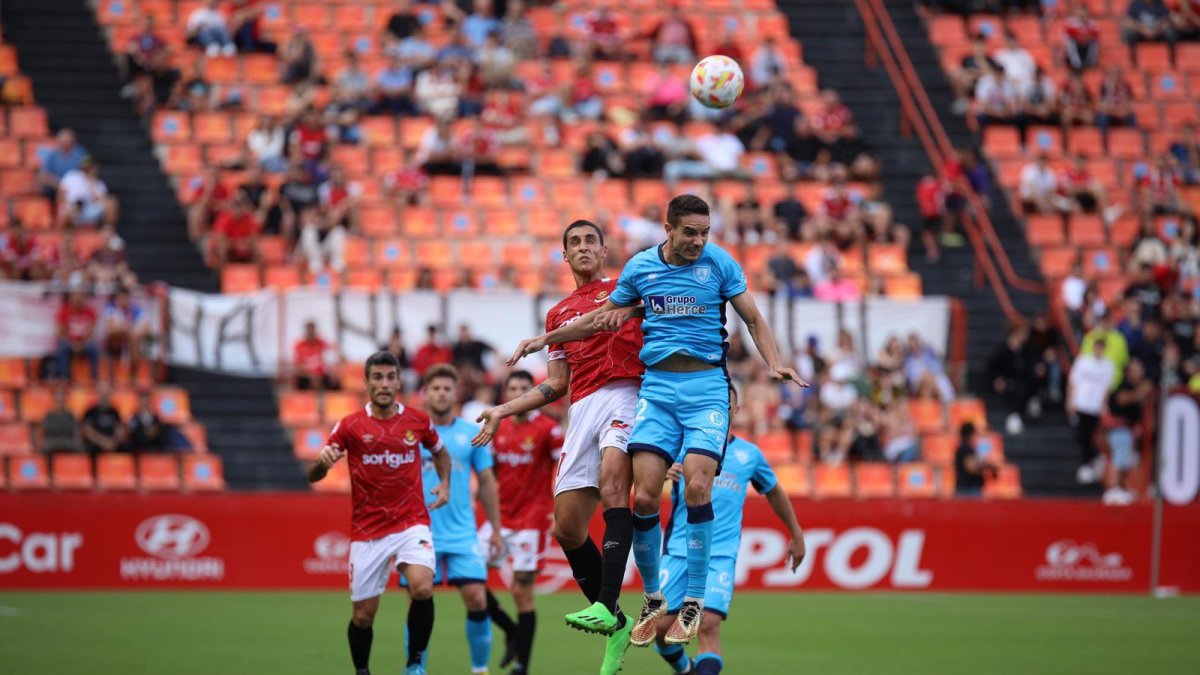 Toni Arranz en una acción del partido en Tarragona con el jugado del Nástic Pablo Fernández. Twitter Nástic