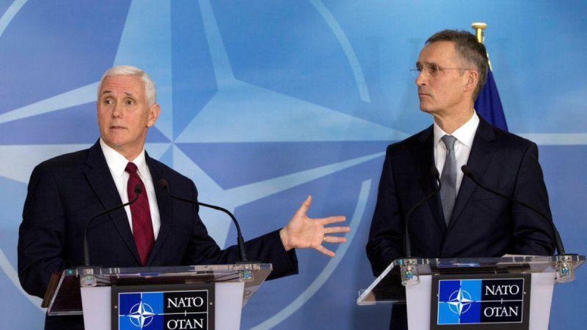 El vicepresidente de EEUU, Mike Pence, y el secretario general de la OTAN, Jens Stoltenberg, durante su rueda de prensa conjunta en Bruselas.-REUTERS