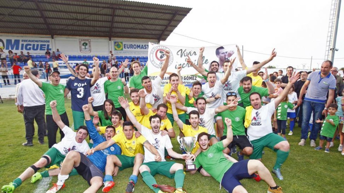 El Quintana se proclamaba el año pasado campeón de la Copa Diputación al vencer en la final a sus vecinos del Tardelcuende.-Mario Tejedor