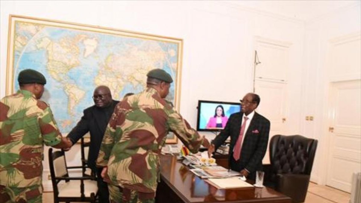 Mugabe, ayer, con miembros de las Fuerzas de Defensa de Zimbabue.-/ REUTERS