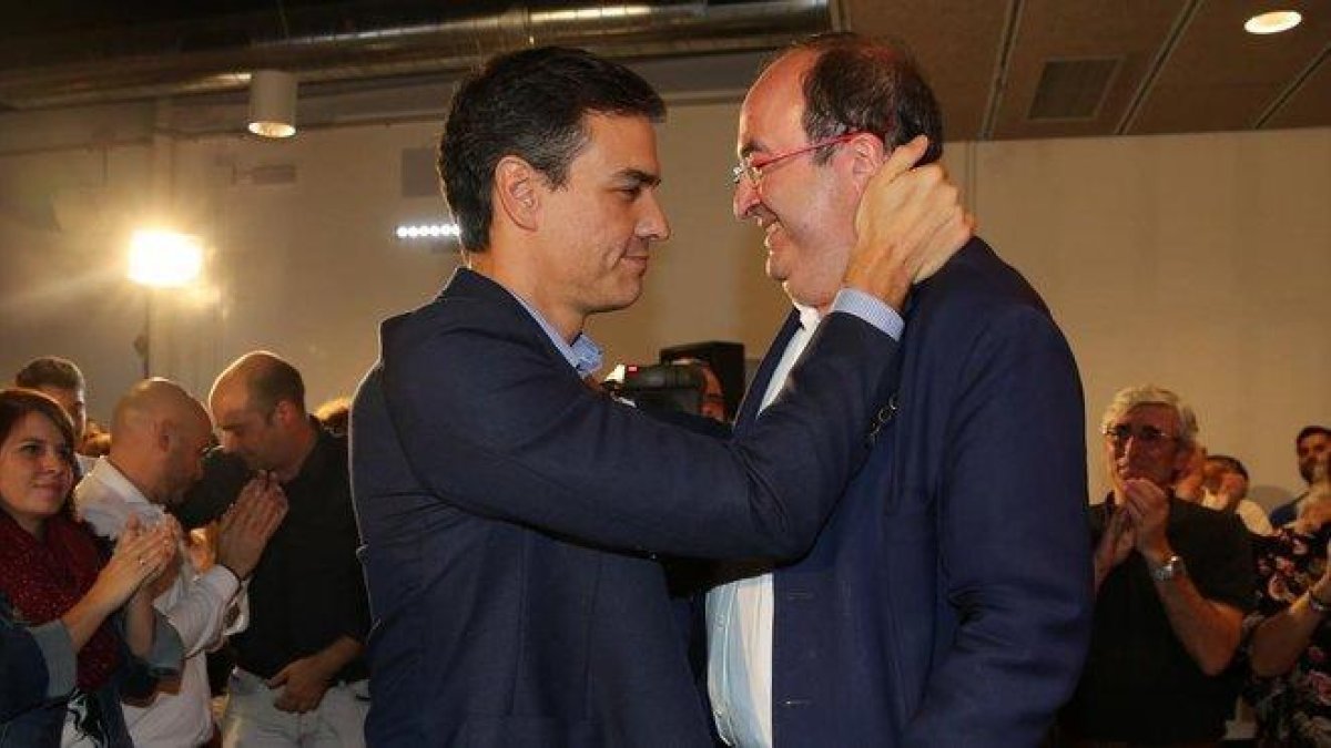 Miquel Iceta felicitado por Pedro Sánchez, en una imagen de archivo.-ELISENDA PONS