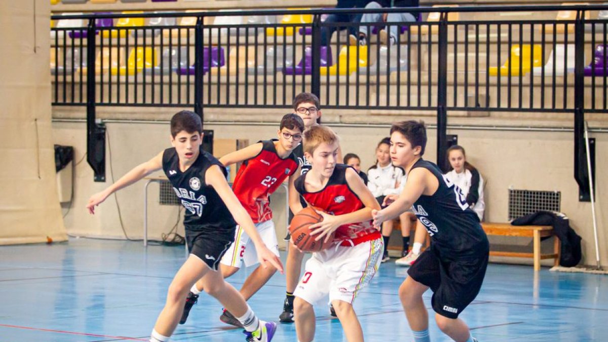 El baloncesto se convirtió en el gran triunfador en el Torneo del CSB. MARIO TEJEDOR