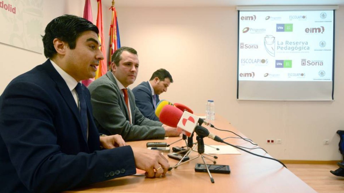 Óscar Abellón, Luis Miguel Bonilla y Juan Guerrero, ayer, en el Campus Duques de Soria de la UVa.-ÁLVARO MARTÍNEZ