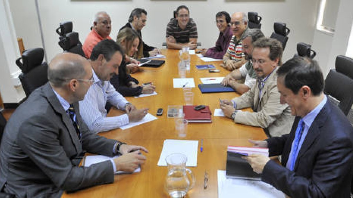 Responsables sindicales junto a los directores de la Junta./ J. G. -