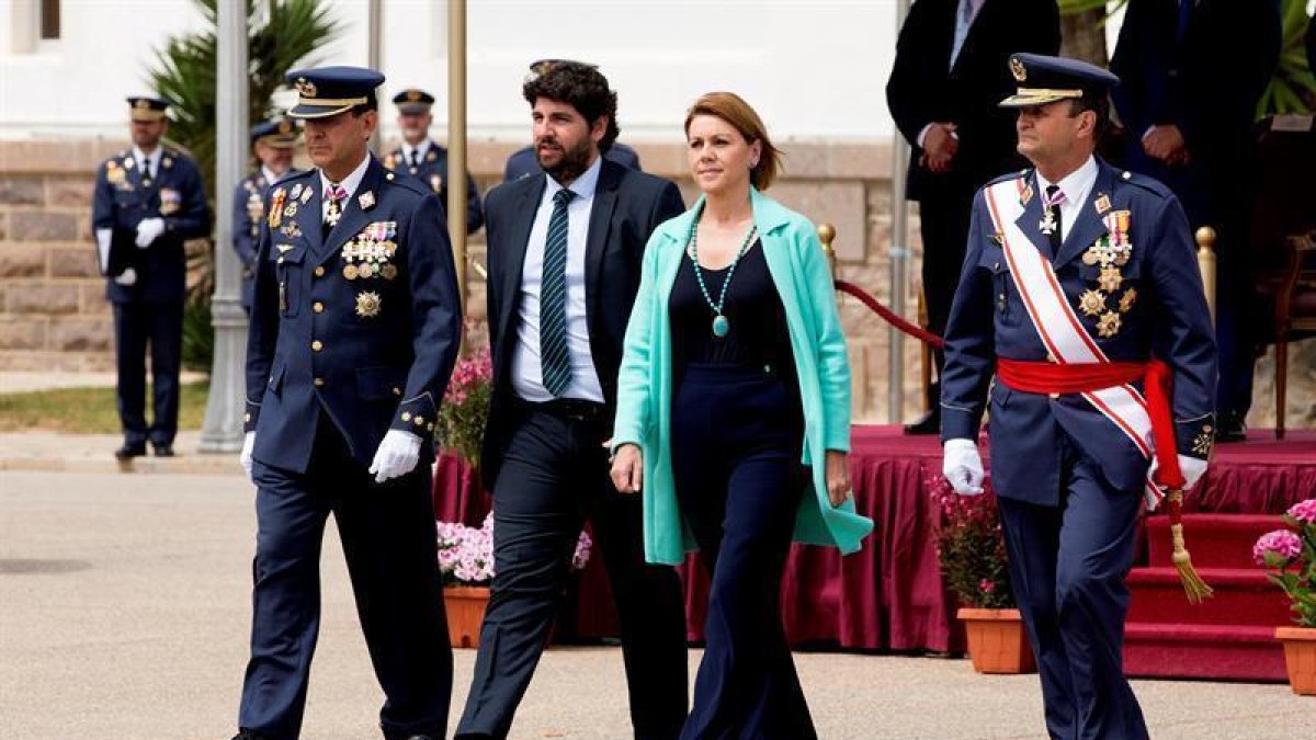 López Miras, hoy, junto a Cospedal en el aniversario de la Academia de San Javier-MARCIAL GUILLEN (EFE)